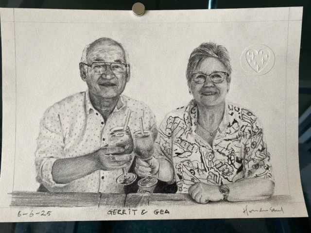 🎁 Op zoek naar een écht persoonlijk vaderdagcadeau?
Ik – Hilbert van der Staal – maak voor jou een persoonlijk, met potlood getekend kunstwerk op A5-formaat. Met liefde, aandacht en oog voor detail.
🖼️ Portret, huisdier, of herinnering – jij kiest, ik teken
📸 Stuur een foto, en ik maak er kunst van
📦 Met zorg verpakt, klaar om cadeau te geven

👉 Bekijk de opties en voorbeelden op www.hethartvanbron.com
📩 Mail: info@hethartvanbron.com

Geef dit jaar iets blijvends.
#Vaderdag #portret #persoonlijkcadeau #hethartvanbron #handgemaakt