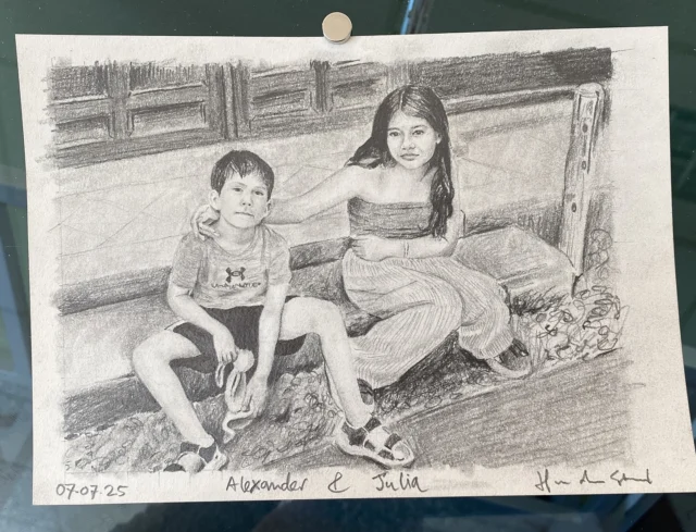 🎨 Zin in iets écht persoonlijks aan de muur?

Hoi! Ik ben Hilbert van der Staal – tekenaar, kunstenaar en een tikkeltje potloodverslaafd. Voor €75 (excl. btw) maak ik een uniek handgetekend portret, speciaal voor jou. Helemaal met de hand. Geen AI, geen filter, gewoon ouderwets liefdevol met potlood op papier.

🖋️ Wat krijg je?

✔️ Een zwart-wit potloodtekening, met de hand gemaakt
✔️ Op stevig A5-formaat papier (13x18cm binnenmaat)
✔️ Zorgvuldig opgerold en verzonden in een stevige koker

📷 Wat ik nodig heb?

Een duidelijke foto van de persoon (of het dier of object) die jij vereeuwigd wilt hebben. Staat er meer dan één gezicht op? Geen probleem, dan bespreken we samen de prijs.

🐾 Geen mens? Geen punt!

Ik teken ook huisdieren, favoriete plekken, een geliefd voorwerp – alles waar jij blij van wordt. Origineel cadeau-idee? Absoluut. Iets moois voor jezelf? Zeker weten.

💌 Interesse?

Stuur me een mailtje via: info@hethartvanbron.com
En neem een kijkje op: www.hethartvanbron.com voor voorbeelden!

Ken je iemand die dit leuk zou vinden? Stuur dit bericht vooral door.
Ik pak alvast mijn potlood!

Tot snel,
Hilbert

#portrettekening
#handgemaakt
#kunstcadeau
#persoonlijkcadeau
#potloodkunst
#origineelcadeau
#kunstwerkopmaat
#kunstliefhebber
#portretopbestelling